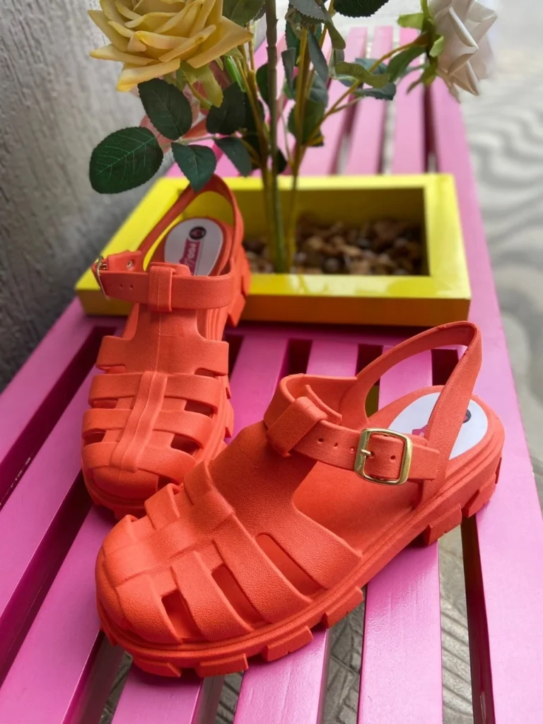 Sandália Feminina Tratorada Fechada Confortável